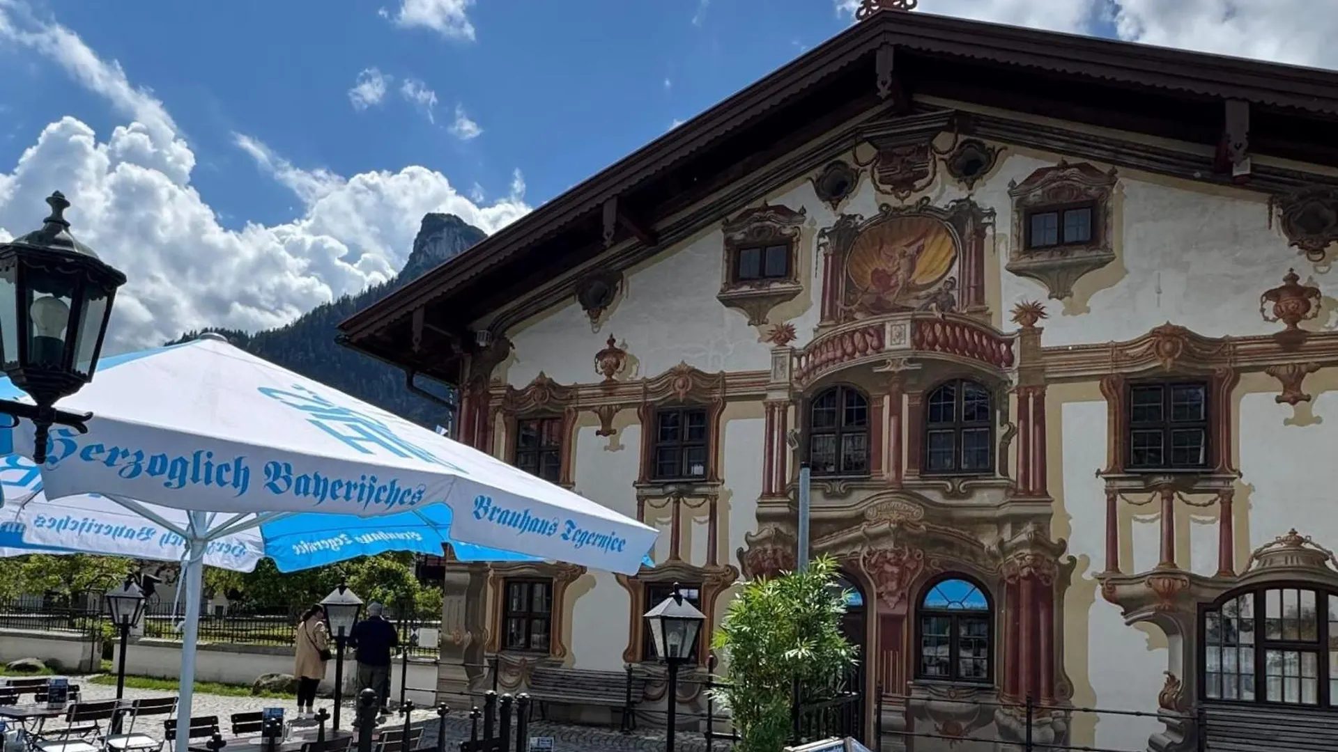 Neu! Moderner Bayrischer Flair Vor Pilatushaus Oberammergau Deutschland